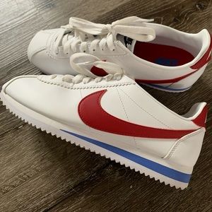 Size 8 women’s nike sneakers